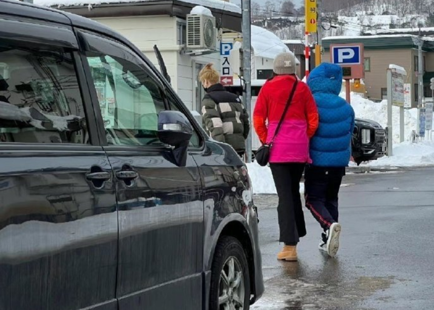 关晓彤|接地气!鹿晗关晓彤日本过年,逛菜市场如老夫老妻,力破分手传闻!