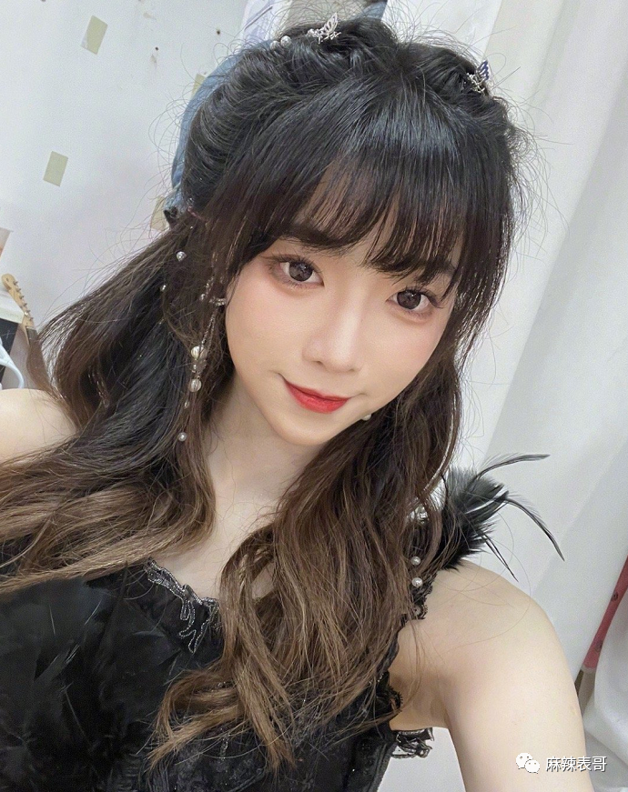 |女团成员偷拍室友洗澡,还把视频传给男友?真恶心!