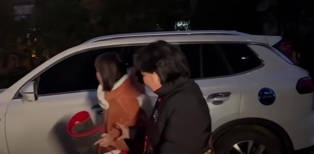 杜新枝|杜新枝夫妇亮相九江，与熊磊团聚，婆媳小动作引网友热议