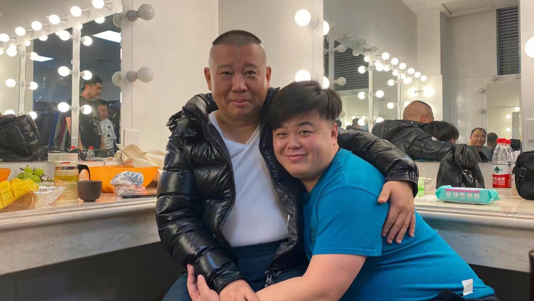 郭德纲|郭德纲50岁生日显隆重！孟鹤堂送蟒袍张鹤舰喊爸爸，郭麒麟无表示