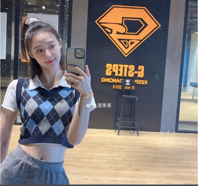 成龙|68岁成龙与空姐事件再升级!女方否认有深入关系,霸气回怼网友