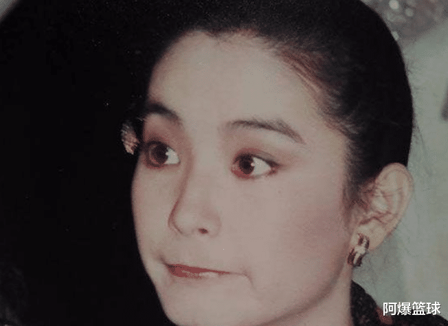 林青霞|林青霞现身某珠宝活动，一身红裙风采不输当年