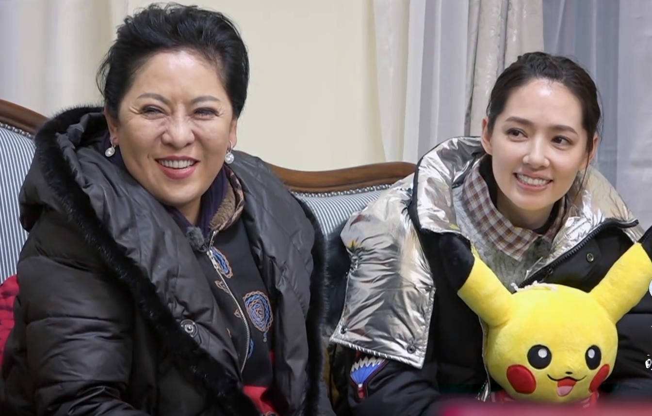 向佐|向佐一家三口现身面馆，大碗吃面没包袱，小奶皇独坐一桌姿势太萌