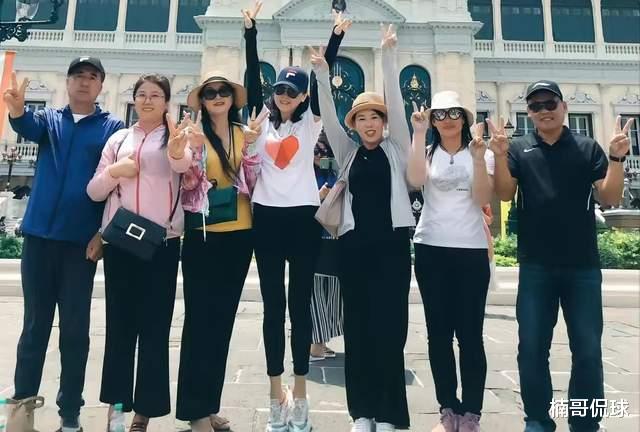 徐杰|徐杰父母晒海边度假照！母亲皱纹明显显苍老，父亲开饭店身体发福