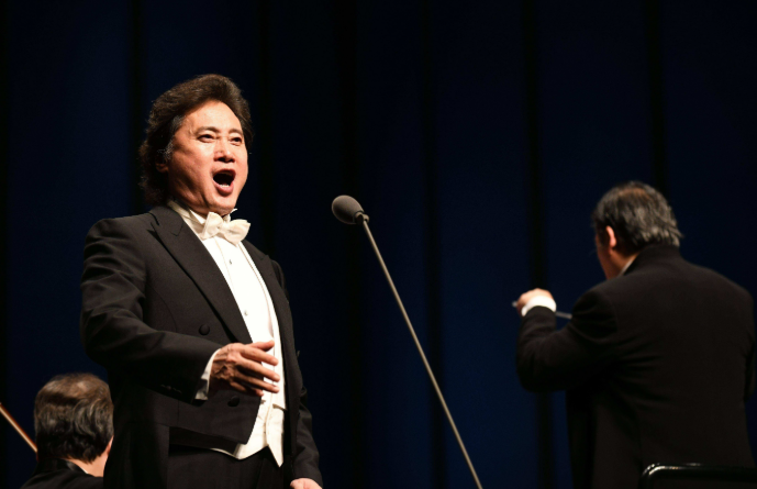 歌唱家戴玉强教女学生唱歌!头发蓬松挺大肚腩,双层豪宅内景奢华