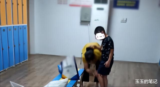 十几岁“男童”随母进女浴,看人洗澡起生理反射?其母怒斥受害者