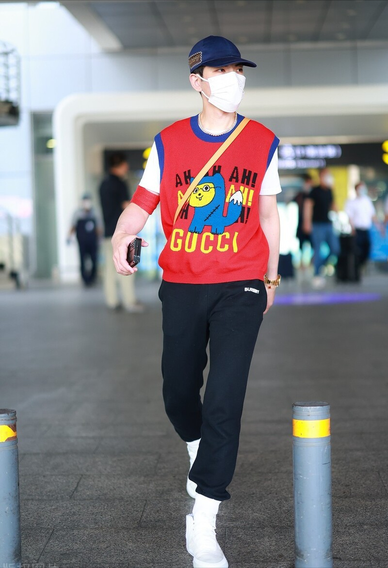 萧敬腾|萧敬腾时尚感真好,把大红色T恤穿得这么潮,造型很抢眼