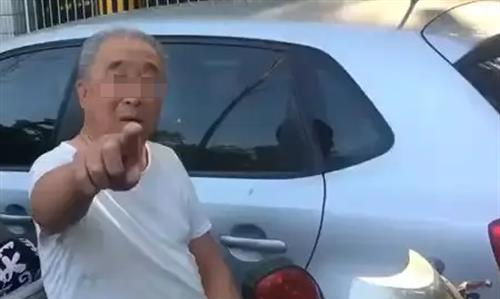 回顾 六旬大爷朝小伙吐口水,拒不道歉被打成骨折,广州法院判了