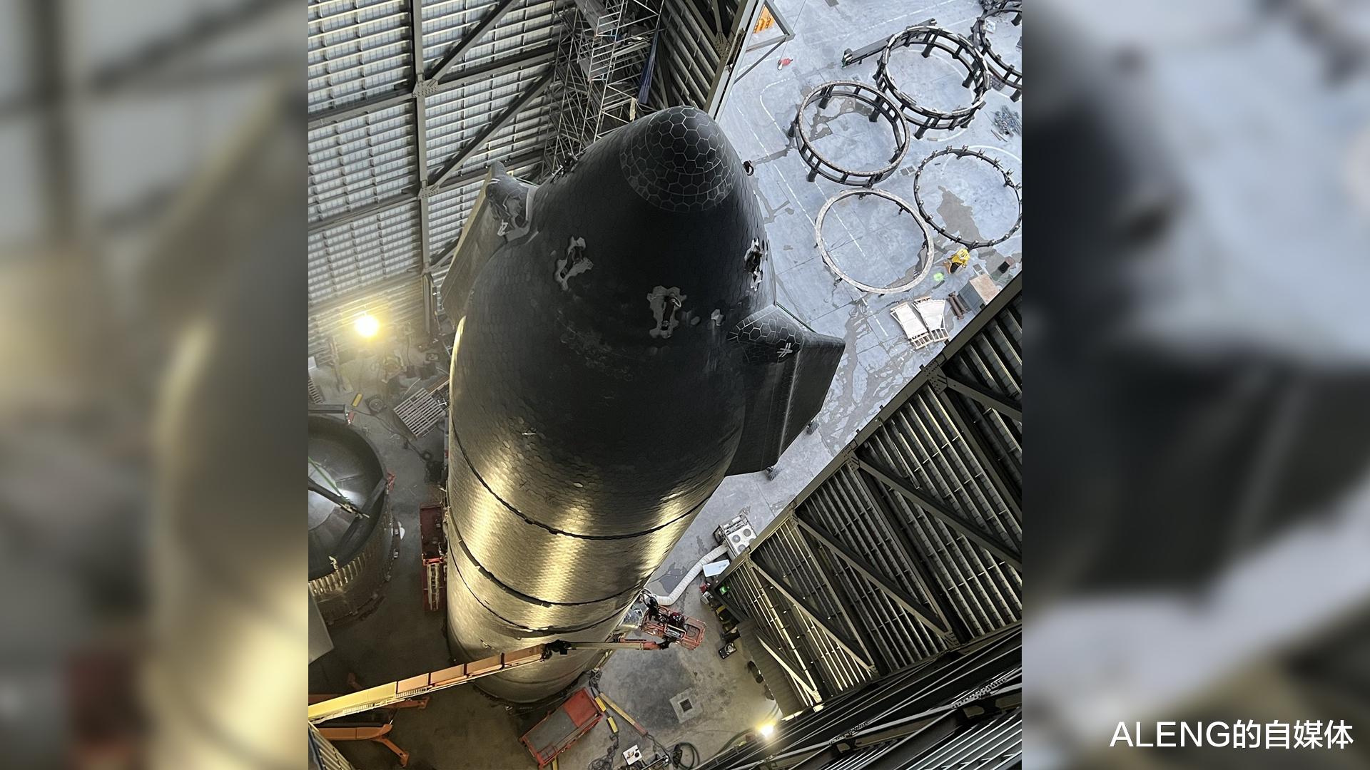 猎鹰9超级重型火箭被运往发射台