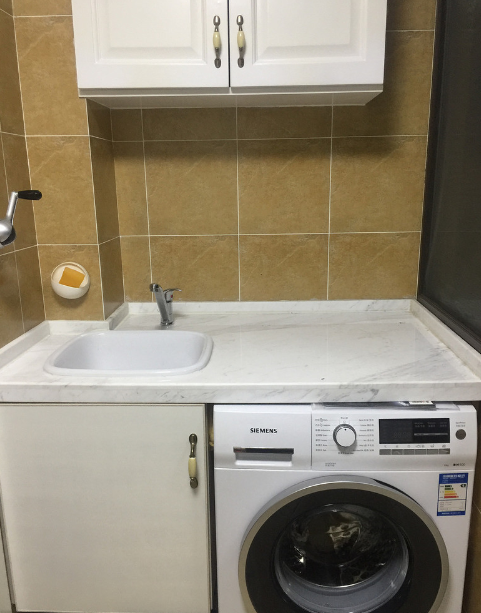 师傅忙了一整天做的洗手池，婆婆说丑得很，但用起来却满怀欢喜！