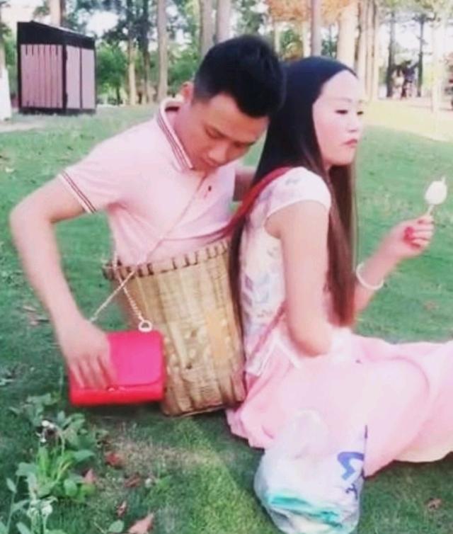 连体夫妻在网上走红后,无腿丈夫却劈腿女粉,独臂妻子一人带女儿