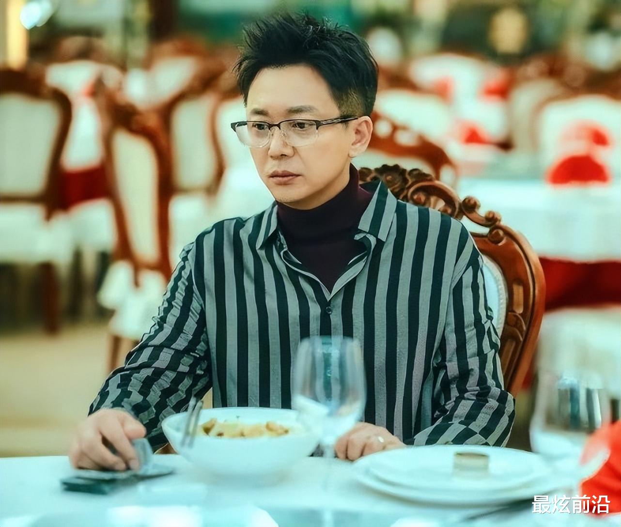 衬衫 刘奕君真是中年男人楷模，穿衬衫留短发，看上去比儿子都年轻帅气