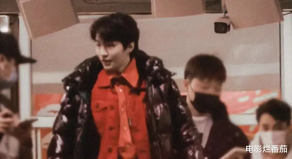 春晚|春晚二次联排：张小斐美目顾盼，邓超比心暖人，吉克隽逸红裙吸睛