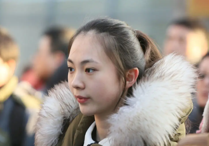 珠海科技学院出了大冤种, 捡到女生饭卡归还被要求道歉, 说影响心情