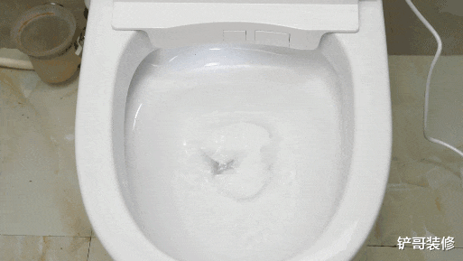 马桶上有个“小机关”,很多人不知道,难怪马桶又脏又臭!