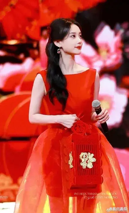 春晚|卫视春晚比美:baby离婚后美呆,关晓彤衣品没得挑,杨幂惊艳全场