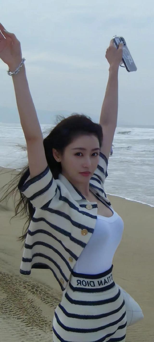 明星|张天爱时尚大片上线，身材完美，俏皮可爱如少女！