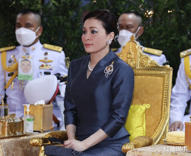 苏提达|苏提达复宠后美翻了，换上职业装成熟干练，晋升为泰王的贤内助