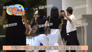 黄渤|黄渤夫妇穿情侣装现身西宁为女儿庆生，俩小女孩长相可爱随妈妈