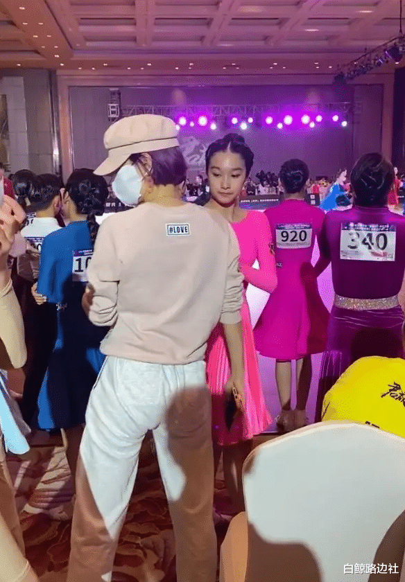 马伊琍|马伊琍带俩女儿现身机场！14岁爱马身高超妈妈，大长腿抢镜气质佳