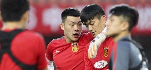 颜骏凌|昨晚孙准浩又“骗”颜骏凌，一番操作让人迷惑，国足一门太尴尬