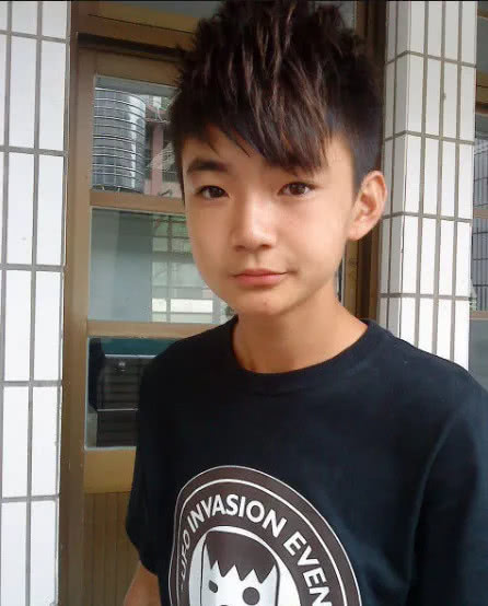 童星|他7岁出道，12岁早恋，抽烟纹身入黑帮，如今成中国第一位入狱童星