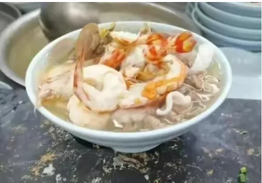 广东汕头,一女子和朋友吃了4碗粉,花了545元,发到网上以后,不少人都说太贵了