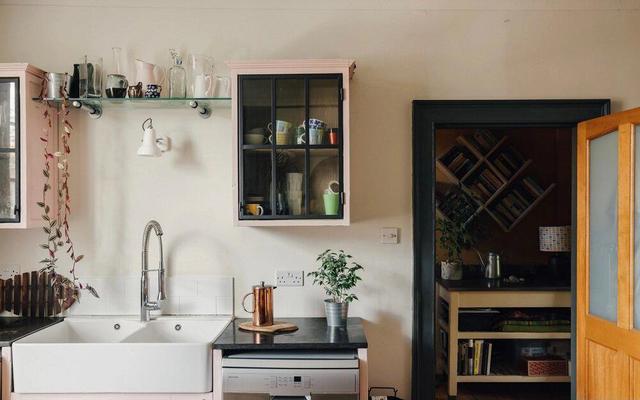 每个空间颜色都不同，复古风住宅，既不沉闷又不张扬，舒适的怀旧