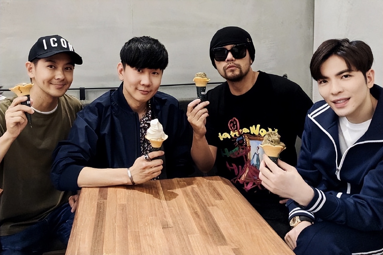 萧敬腾|萧敬腾带48岁女友经纪人吃路边摊,朴实低调接地气,保镖一路随行