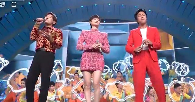 央视春晚|春晚时装秀：李宇春穿11斤重短裙，张小斐万元大衣再出圈