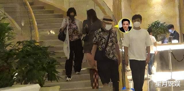 陈宝国|陈宝国携全家外出聚餐,挺大肚手提公文包,儿媳罕见露面颜值高