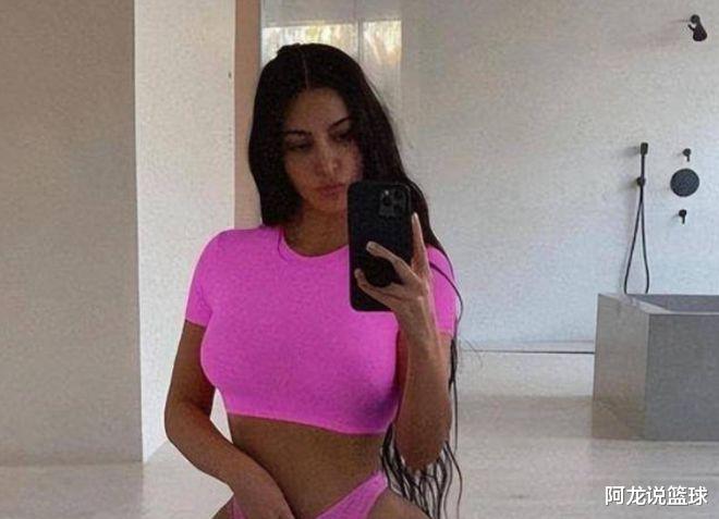 金·卡戴珊|金·卡戴珊晒最新靓照！穿露脐上衣身材傲人，41岁仍韵味十足