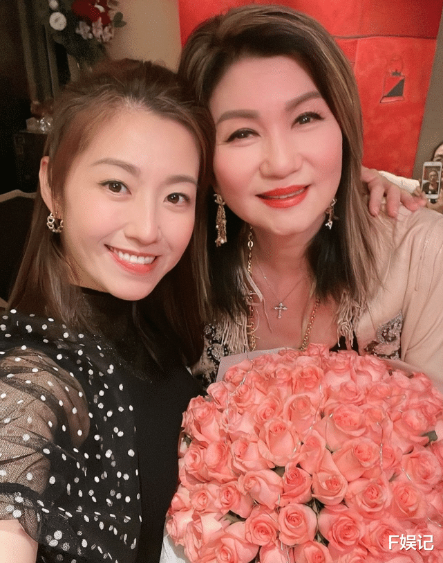 高圆圆|陈自瑶和99朵玫瑰花合影被猜是王浩信送的 结果是她送给TVB高层