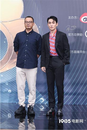 朱一龙|朱一龙黑色西装与刘江江亮相微博电影之夜红毯