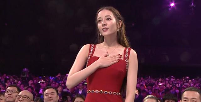 张小斐|女演员获奖时的表情，周冬雨愣了，张小斐飙泪，热巴捂胸惊讶！