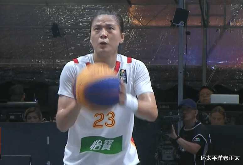 中国女篮|2连胜！中国女篮击败卫冕冠军，小组第1出线，央视盛赞：定海神针