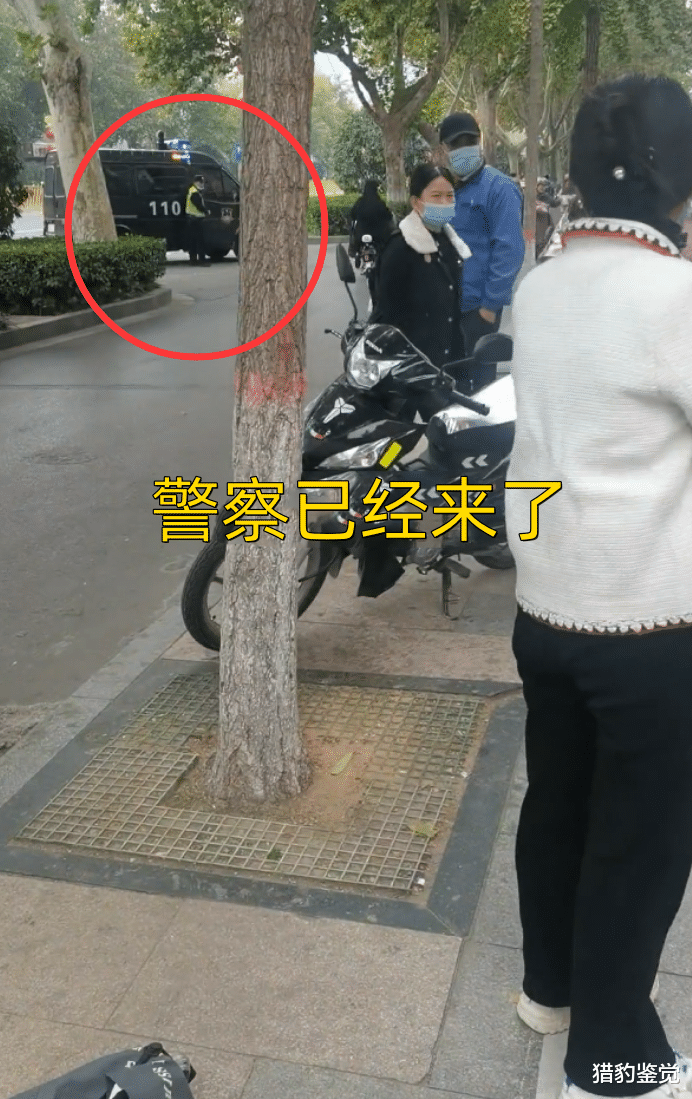 男子饿得吃不上饭偷外卖,被抓住后虚弱无力蹲地,最后的倔强没了