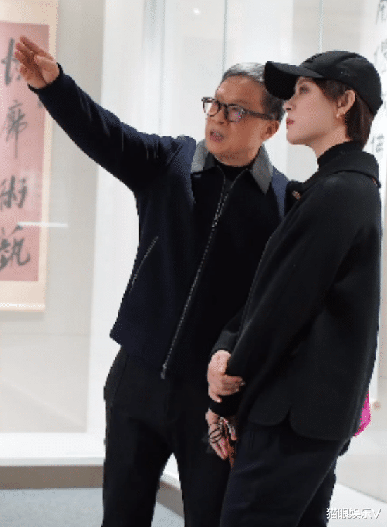 孙俪|孙俪背2万名牌包逛书法展!穿紧身裤身材高挑,五官精致状态好