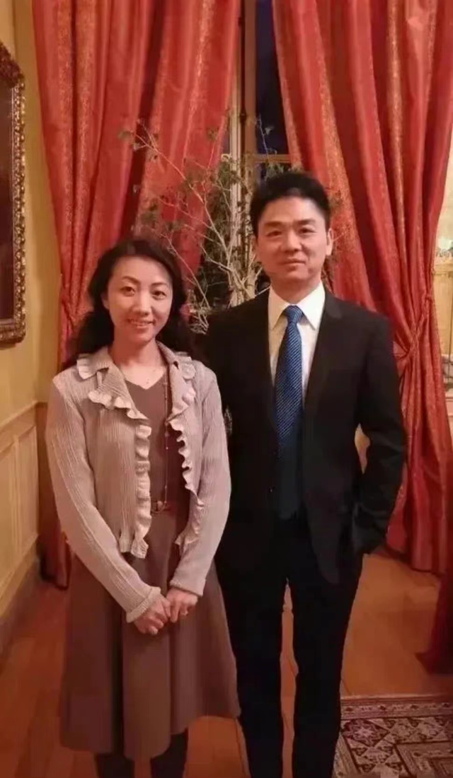 章泽天|刘强东与初恋再同框！女方成熟知性举止避嫌！