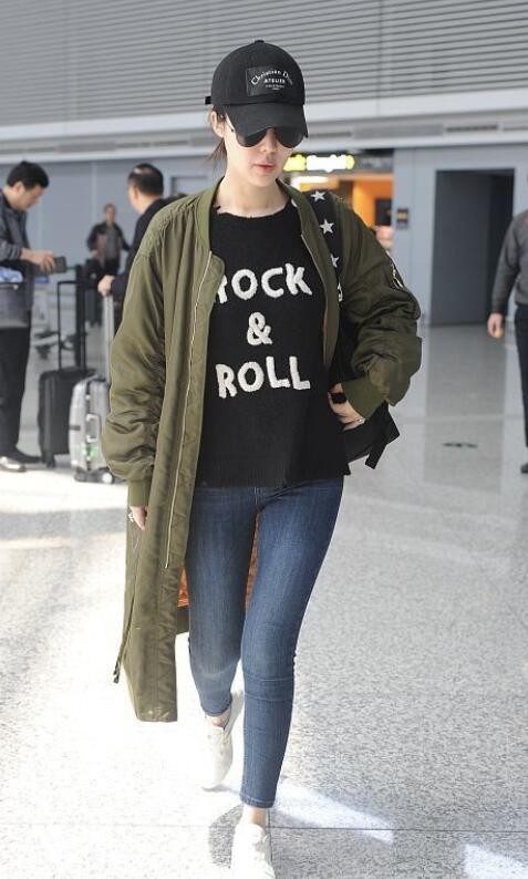 穿衣搭配|王石夫妇走机场,王石穿夹克又帅又酷似硬汉,两人不像夫妻像父女