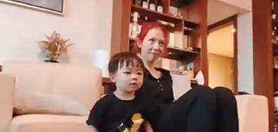 蔡少芬|48岁蔡少芬素颜陪儿子玩,妆前妆后差距大,眼窝凹陷被指像老太