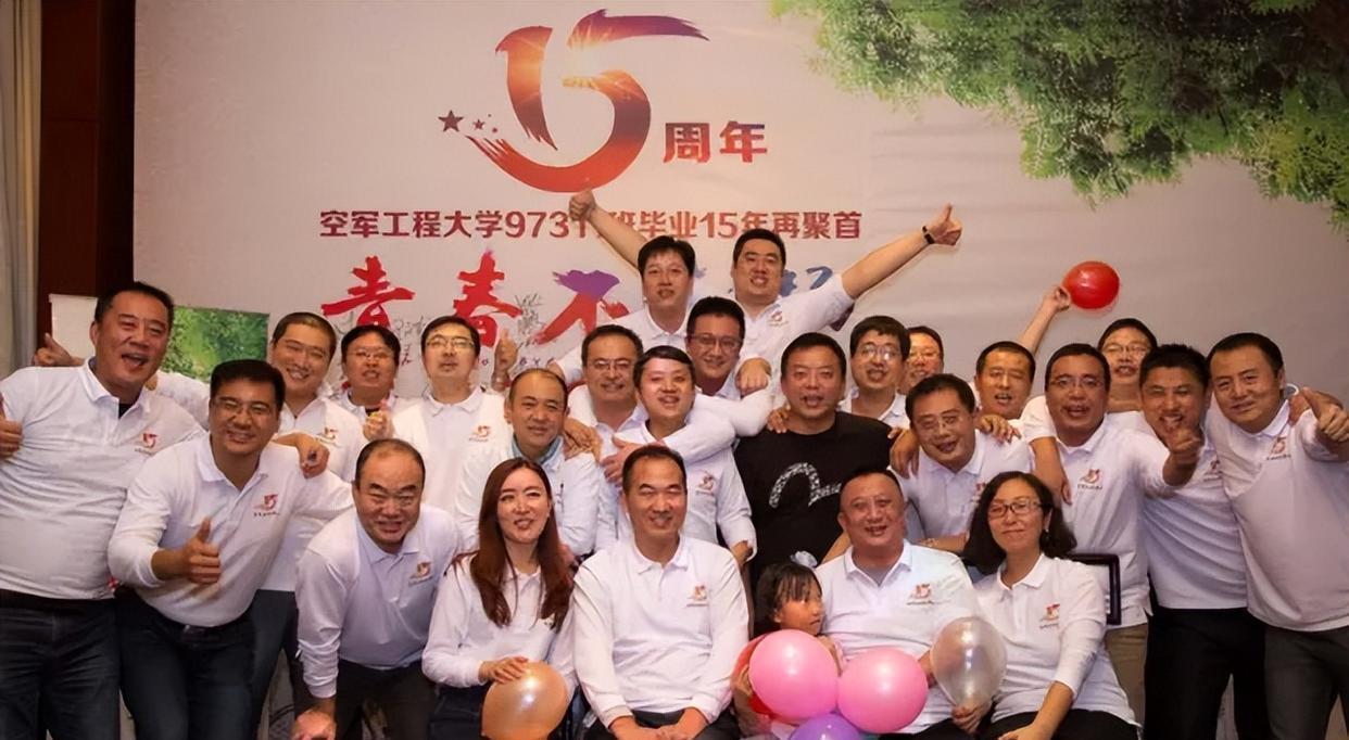 同学聚会为防止炫富攀比，要求统一服装，谁料贫富差距更加明显