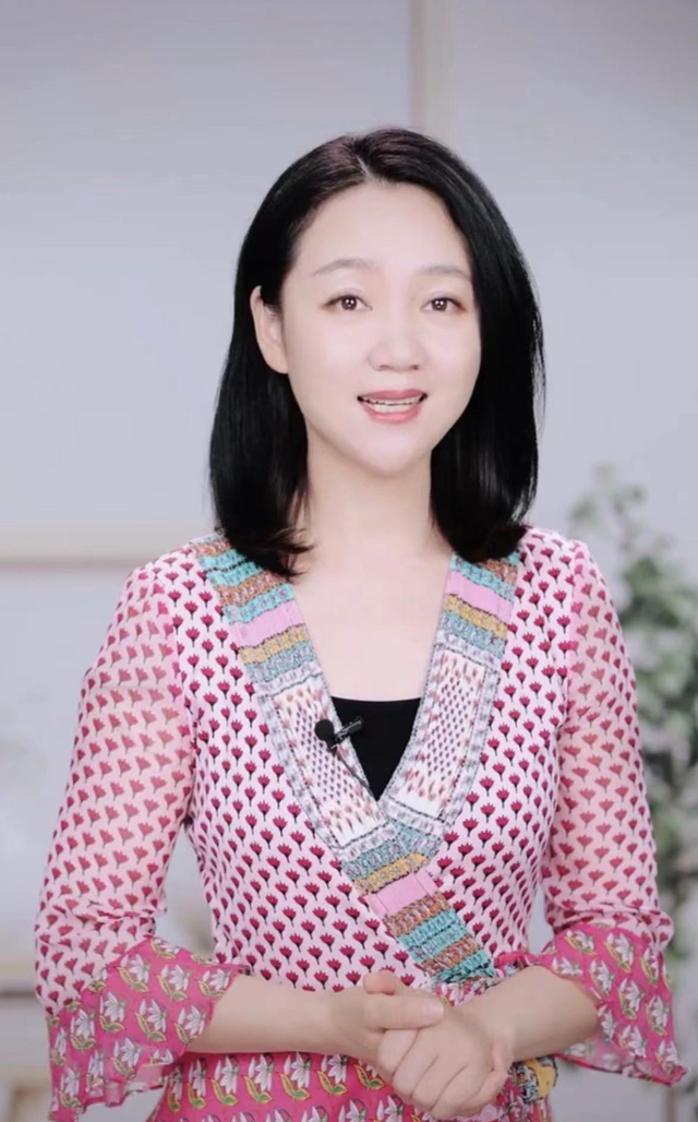 美丽|知名主持人周群惹争议！在高铁上不顾场合热舞，放飞自我