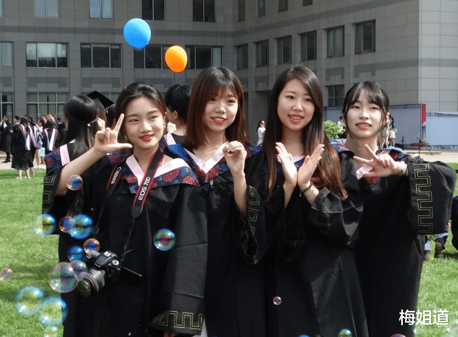 |95后女大学生反向操作,从设计院离职后当“保安”,网友表示费解