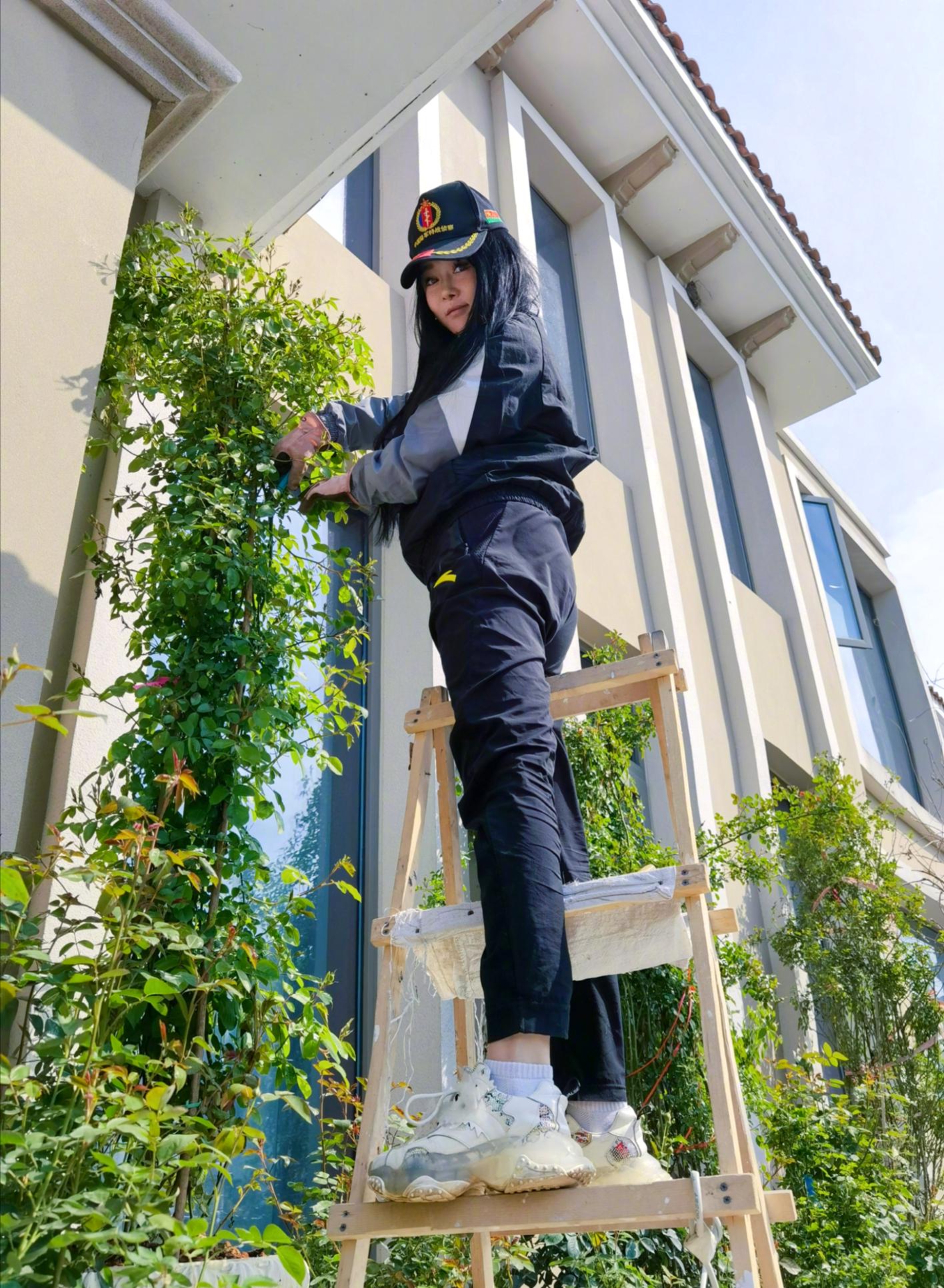 邹市明|居家隔离暴露邹市明夫妇第二栋豪宅！三层独栋，后花园堪比运动场