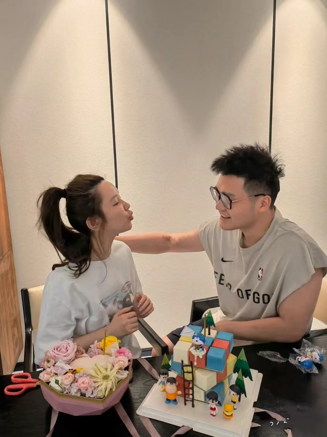 张大奕|张大奕和男友吃饭被偶遇，富豪老公穿拖鞋出镜，两人真实颜值曝光