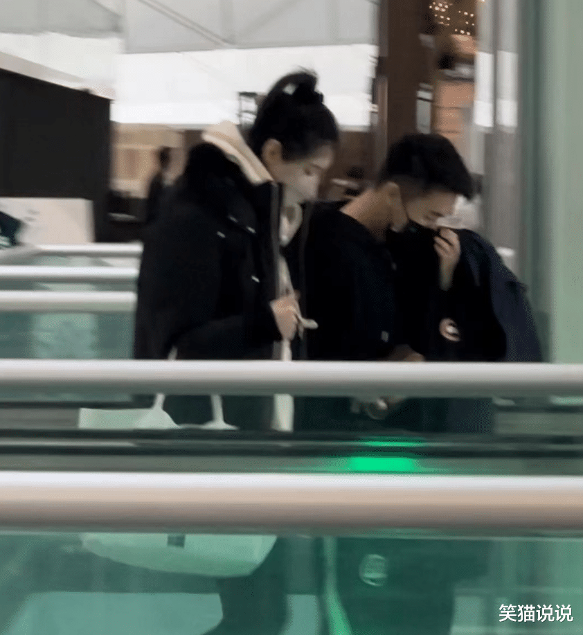 奚梦瑶|奚梦瑶何猷君香港被偶遇,牵手一起走好甜蜜,与何超欣逛街合影