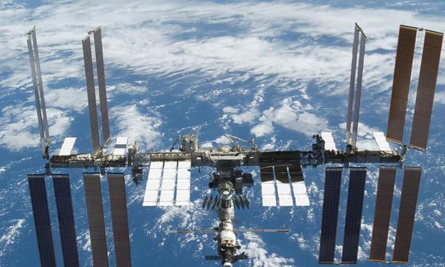 俄罗斯再次立功！成功推动国际空间站躲避太空垃圾，中国也需警惕