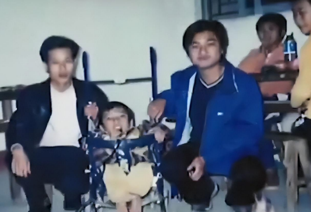 “轮椅总裁”李创利:身高不到一米娶一米七秘书,今儿子比他还高