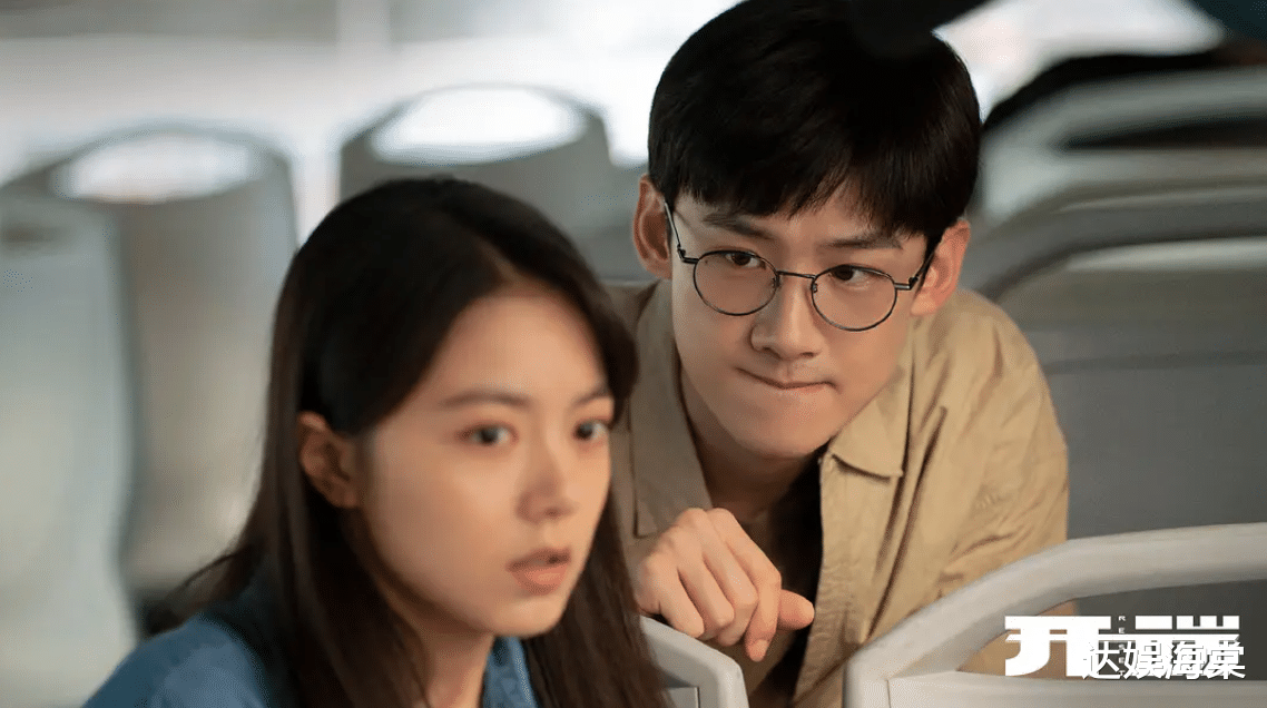 走出国门|8.2分神剧走出国门,两位主演平均年龄24岁,那些烂剧不脸红吗?